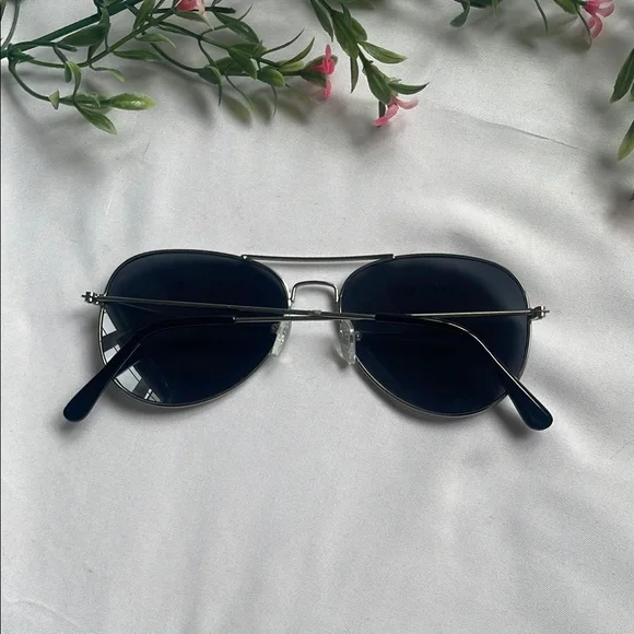 Classic Aviator Sunglasses - Picture 4 of 5